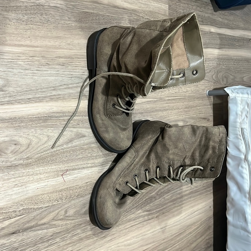 Boots lace up